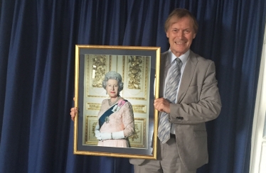 Sir David unveils photograph of HM Queen Elizabeth